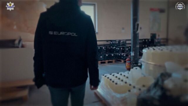 Снимка: Европол разби европейска мрежа за трафик на наркотици с 20 нелегални лаборатории (ВИДЕО)