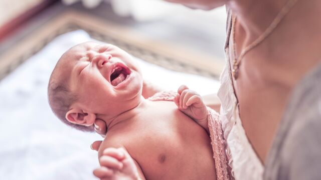 Снимка: Защо бебето се буди с плач: 9 причини и как да помогнете