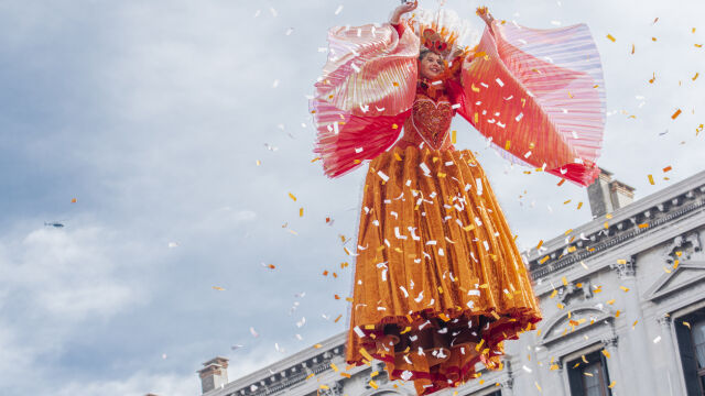 Снимка: Ангел слиза от небето на карнавала във Венеция 2026г. (СНИМКИ+ВИДЕО)