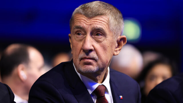 Снимка: Чешкият премиер си купи глобус за 15 000 крони, за да „намери Гренландия“