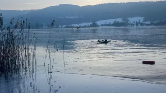 Снимка: Две жени пропаднаха в замръзнало езеро, докато карат кънки. 65 служители се борят за живота им (СНИМКИ)