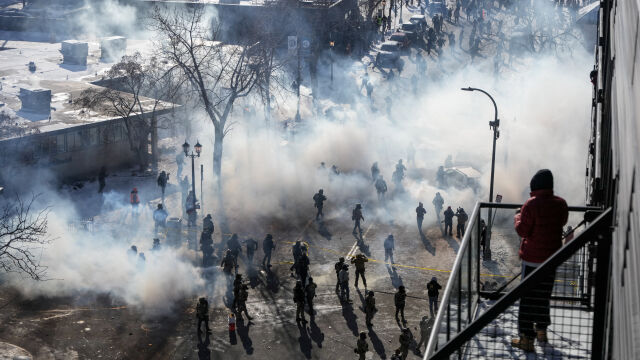 Снимка: Тръмп упрекна губернатора на Минесота, след като федерални агенти застреляха мъж в града