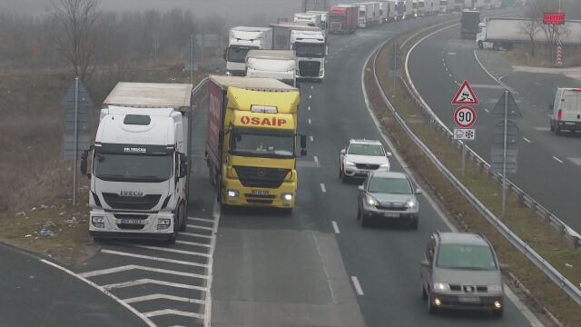 Опашки на границата и скок на тол таксите: Превозвачите предупреждават за поскъпване