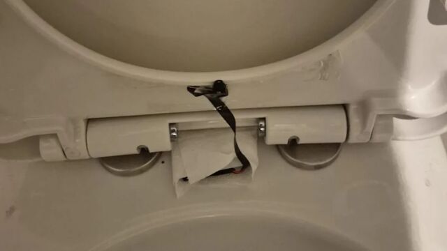 Снимка: Жена откри уебкамера под капака на тоалетната чиния на ресторант