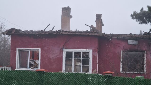 Снимка: Причината за пожара, при който загинаха едногодишни близначета: Самозапалил се комин и печка с твърдо гориво