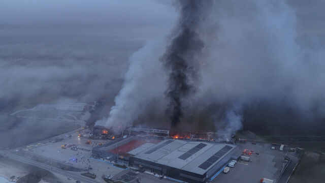 Снимка: След експлозията в Гърция: Откриха още едно тяло в бисквитената фабрика