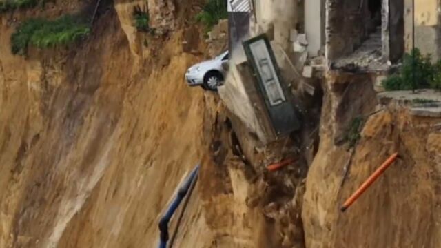 Снимка: Свлачище разруши десетки къщи в Италия, евакуирани са над 1000 души (ВИДЕО)