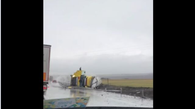 Снимка: Камион се е обърнал в канавка на автомагистрала „Хемус“ в посока София