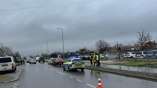 Снимка: Мъж загина на място, след като шофьорка го блъсна на пътя 