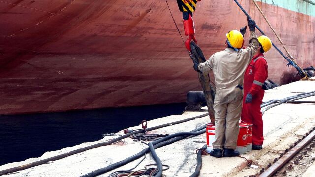 Помощ за хилядите моряци, блокирани в Ормуз, искат от ООН