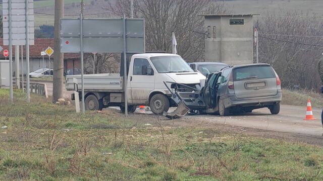 Снимка: Шофьор е пострадал тежко при челен сблъсък на пътя Русе - Кубрат (СНИМКИ)