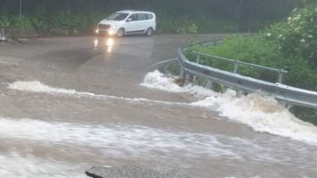 Снимка: Наводнение на пътя Ивайловград - Славеево