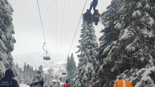 51 души останаха блокирани в кабинков лифт край Бурса (ВИДЕО, СНИМКИ)