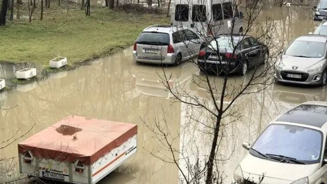 Десетки коли са наводнени заради авария в столичния квартал 