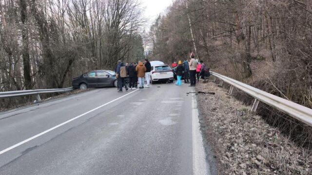 Снимка: Челен сблъсък блокира пътя София-Самоков 
