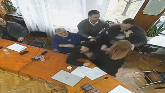 Снимка: Задържаха мъж, нападнал общински съветник по време на заседание 
