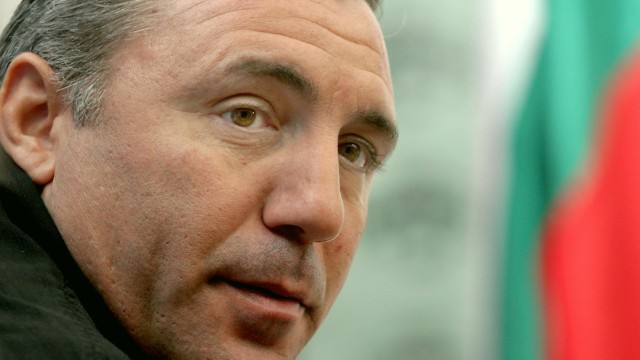 Снимка: Христо Стоичков: Заставам с името си зад Росен Плевнелиев 