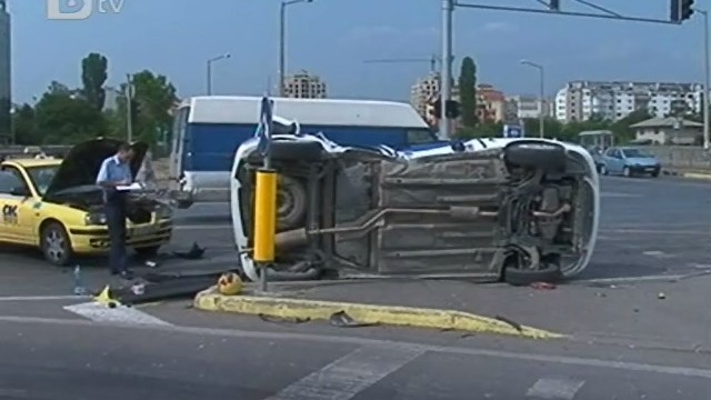 Снимка: Патрулка, такси и трета кола се удариха в София