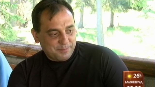 Снимка: И заживели щастливо... един мъж с три жени