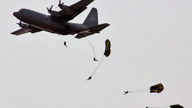 Снимка: Военен самолет се разби в Южно Мароко - 78 загинаха