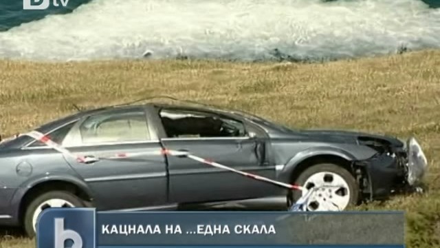 Снимка: Кола вися с часове над 100-метрова пропаст