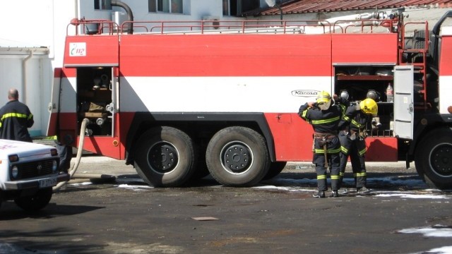 Снимка: Пожар в бивша столична фабрика, локализиран бе за часове