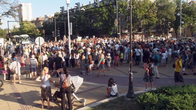 Снимка: Варненци блокираха за кратко централен булевард