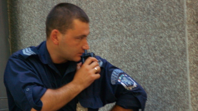 Снимка: Полицията проверява сигнал за нахлули чужденци в сградата на НБУ