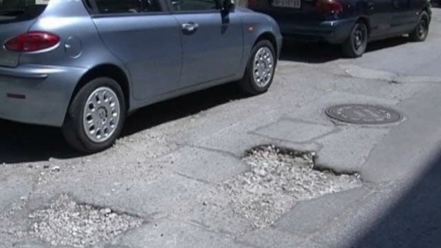Снимка: Уличните дупки изнервят шофьорите във Враца