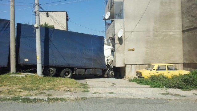 Снимка: Камион без шофьор се заби в жилищна сграда