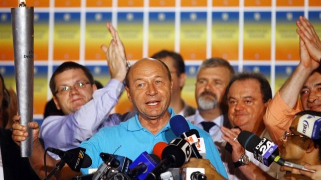 Снимка: Румънците оставиха Бъсеску на власт