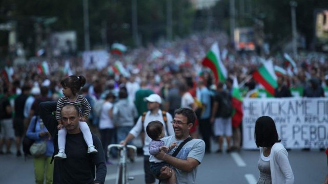 Снимка: Многохилядно шествие и в 27-ия ден на протест