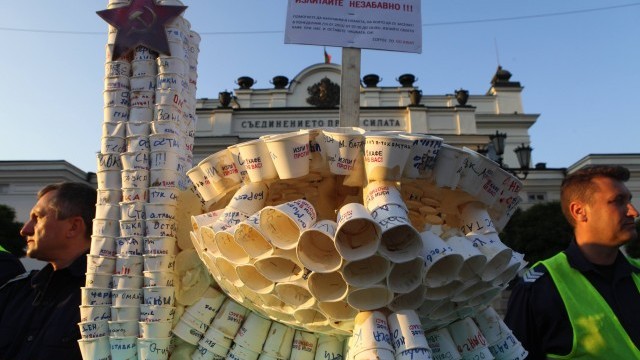 Снимка: Близо 400 чаши протестно кафе изпити пред парламента