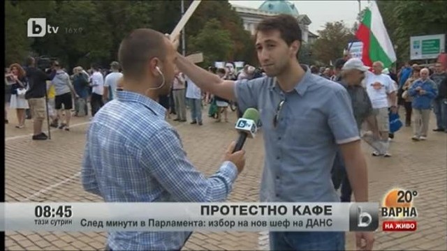 Снимка: Протестното кафе пред парламента премина в шествие