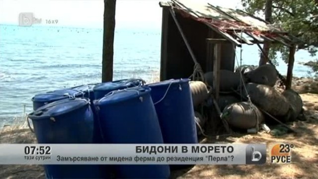 Снимка: Бидони на мидена ферма заградиха хоризонта в морето край „Перла