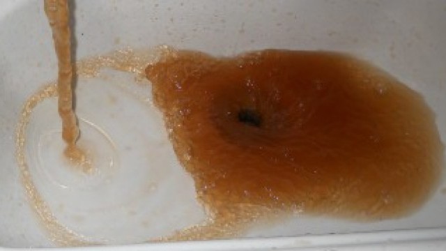 Снимка: Кафява вода тече от чешмите в гр.Левски, Плевенско