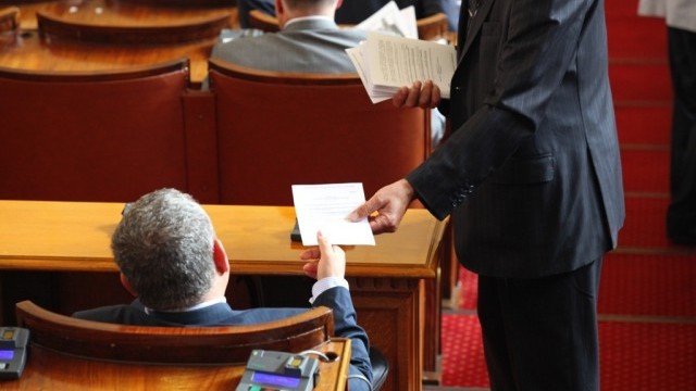 Снимка: В парламента си подхвърлят 