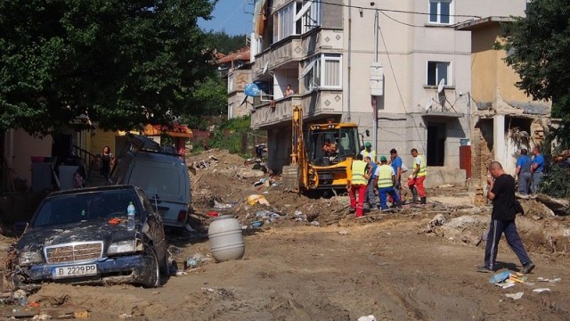 Снимка: Блок в Аспарухово втора седмица след потопа - под вода