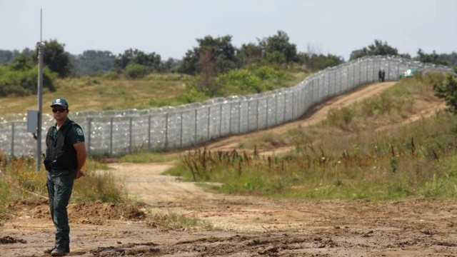 Снимка: НС решава дали да строи ограда по границата без обществена поръчка