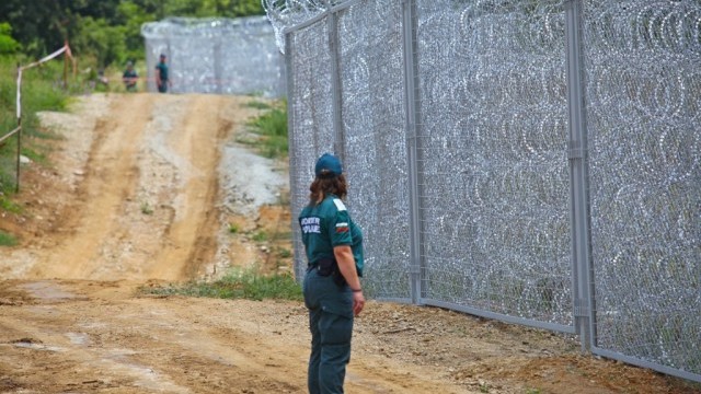 Снимка: Министри инспектират строителството на оградата по границата