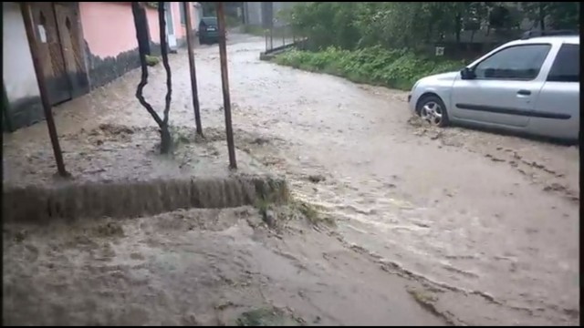 Снимка: Къща се срути след пороя в Троян 