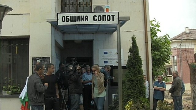 Снимка: РИОСВ-Пловдив проверява за радиоактивен пясък в Сопот