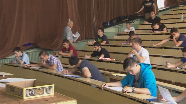 Снимка: Как се преписва на изпит с помощта на Фейсбук 