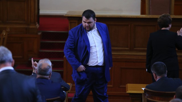 Снимка: Пеевски официално декларира промените в бизнеса си