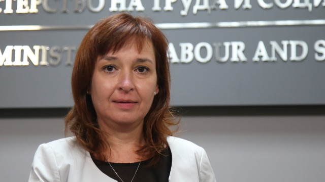 Снимка: Зорница Русинова: Всеки политик иска да увеличи пенсиите, но трябва да бъдем реалисти