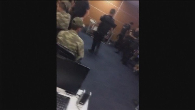 Снимка: Турската полиция арестува войници (ВИДЕО)