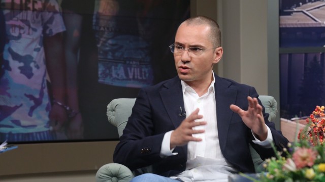 Снимка: Ангел Джамбазки написа „еватназия” под снимката на задържаните роми в Асеновград