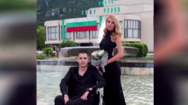 Снимка: „Мис Враца” стана дама на момче в инвалидна количка