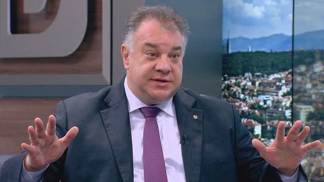 Снимка: Д-р Мирослав Ненков: Няма опасност линейките да останат без връзка