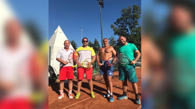 Снимка: След президента по тениска, сега премиерът – без